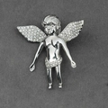 Polierter Schutzengel-Anhänger in Silber mit Kristallflügeln auf grauem Stoff - Nur Anhänger (Ohne Kette)