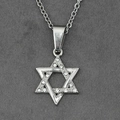 Collana con ciondolo a esagramma in argento con zirconi su sfondo grigio testurizzato - Stile A Ciondolo in Zirconia Con Catena a Croce / Bianco