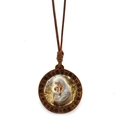 Gros plan du pendentif circulaire en bois avec l'illustration de la Vierge et l'Enfant - Vierge à l'Enfant (XSWX9269-11)