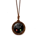 Détail du pendentif en bois avec motif Jesus Calling et cordon tressé marron - Jésus Appelle (XSWX9269-10)