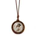 Collier religieux vintage en bois avec pendentif Sainte Famille et cordon brun sur fond blanc - Sainte Famille D (XSWX9269-5)