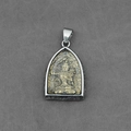 Ciondolo Buddha retrò in acciaio con rilievo dorato di Manjushri su cornice argento - Ciondolo Buddha Manjusri Solo (Senza Catena)