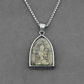 Collana con pendente Buddha thailandese argento con rilievo dorato su sfondo grigio - Ciondolo Buddha Manjusri Con Catena