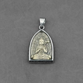 Pendente Buddha in acciaio al titanio con rilievo dorato e cornice in argento - Ciondolo Buddha Mahasthamaprapta Solo (Senza Catena)