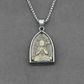 Pendente Buddha dello zodiaco in acciaio vintage con rilievo dorato e catena a scatola - Ciondolo Buddha Mahasthamaprapta Con Catena