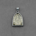 Pendaglio buddista con Buddha dorato in cornice d'argento su sfondo di tessuto grigio - Ciondolo Buddha Vairocana Solo (Senza Catena)