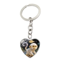 Détail du porte-clés coeur argenté avec illustration 3D de singe zodiac et accents dorés - Singe