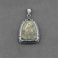 Pendentif bouddhiste avec relief doré dans un cadre filigrane argenté sur fond gris - Pendentif Padmasambhava Uniquement (Sans Chaîne)