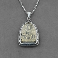Pendentif Ksitigarbha rétro avec relief doré sur métal oxydé et chaîne vénitienne - Pendentif Ksitigarbha Avec Chaîne