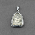 Pendentif Bouddha Maitreya en métal argenté avec une figure en relief dorée - Pendentif Bouddha Maitreya Uniquement (Sans Chaîne)