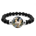 Détail d'un bracelet en perles noires avec un charme de coq du zodiaque et des accents - Zodiaque - Coq