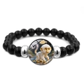 Détail du bracelet en perles noires avec un pendentif singe blanc et des perles argentées - Zodiaque - Singe