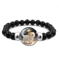 Gros plan du bracelet en perles noires avec breloque en verre signe du zodiaque mouton - Zodiaque - Mouton