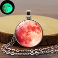 Detailansicht der leuchtenden Mondkette mit roter Oberfläche und grünem Leuchten im Dunkeln - Roter Mond Muster (YG0199)