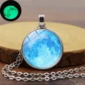 Detailansicht der leuchtenden Planetenkette mit blauem Mondanhänger und grünem Lichteffekt - Blauer Mond Muster (YG0202)