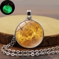 Vue détaillée du collier pendentif planète lumineuse brillant en vert dans le noir - Planète Nébuleuse (YG0208)