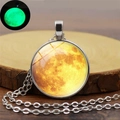 Détail du collier pendentif lune luminescent avec un effet de lueur verte la nuit - Motif Lune Orange (YG0211)