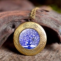 Dettaglio macro del medaglione Albero della Vita con incisione floreale vintage e vetro - Stile Artistico Blu Bianco (XHXL0002)