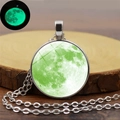 Détail du collier pendentif lune lumineuse avec effet phosphorescent vert brillant - Motif Lune Émeraude (YG0223)