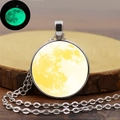Gros plan détaillé du pendentif lune avec texture lunaire lumineuse verte sur bois - Motif Pleine Lune (YG0229)