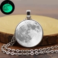 Détail du collier pendentif lune avec son effet lumineux vert dans l'obscurité - Motif Lune Brillante (YG0232)
