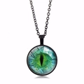 Collana gotica con cabochon in vetro a occhio di drago verde e ciondolo in lega nera - Nero