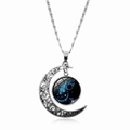 Collier signe Verseau argenté avec pendentif lune et ciel étoilé sur fond blanc - Verseau (XHXL0520)