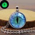 Leuchtende Drachenauge-Halskette mit blau-grünem Anhänger auf rustikalem Holz - Silber (YG0014)