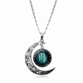 Dettaglio della collana a mezza luna d'argento con segno zodiacale Vergine e cielo stellato - Stile Vergine (XHXL0481)