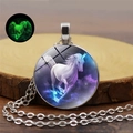 Collana con ciondolo unicorno luminoso in vetro con effetto fluorescente su base legno - Unicorno Nebulosa Viola (YG0330-1)