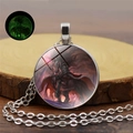 Collana luminosa con pegaso unicorno in vetro e ciondolo in metallo su legno - Cavallo da Guerra con Luce Rossa (YG0330-2)