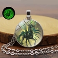Collana luminosa con cupola di vetro Pegasus e ciondolo cavallo mitico argento - Cavallo Nero con Effetto Verde (YG0330-3)