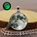 Collier avec pendentif lune lumineuse et texture lunaire sur fond de bois sombre - Style Texture Terre (YG0334-5)