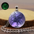 Collana con ciondolo unicorno Pegasus luminoso con motivo galassia viola ed effetto glow - Pegaso Stellato Oscuro (YG0330-4)
