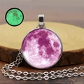 Détail du collier pendentif lune rose avec effet lumineux vert dans l'obscurité - Style Planète Rose (YG0334-6)