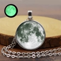 Vue détaillée du collier pendentif lune lumineuse avec effets de texture céleste - Style Lune Grise (YG0334-7)