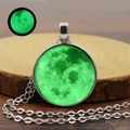 Détail du pendentif lune argenté avec motif galaxie lumineux vert et chaîne en maille fine - Style Vert Fluorescent (YG0334-8)