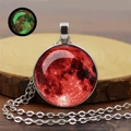 Détail macro du collier lune en argent avec pendentif lune de sang luminescent sur bois - Style Lune de Sang Rouge (YG0334-9)