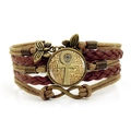 Detailansicht vom Bronze-Ankh-Anhänger und Schmetterling am mehrlagigen Lederarmband - Braun