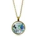 Collana vintage colibrì in bronzo con ciondolo in vetro blu su sfondo bianco - Bronzo