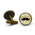 Gemelli da uomo vintage in bronzo con motivo a baffi per camicie su sfondo bianco - Bronzo Antico