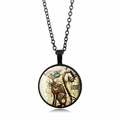 Gros plan du pendentif chat steampunk avec motifs d'engrenages et horloge vintage - Noir