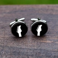 Silberne Herren-Manschettenknöpfe mit weißer Gitarren-Silhouette auf schwarzem Grund - Gitarren-Kopfplatte-Stil