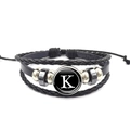 Dettaglio del bracciale multistrato in pelle nera intrecciata con ciondolo in vetro lettera K - Lettera K (XSWX0183-K)