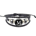 Dettaglio del bracciale multistrato in pelle intrecciata con ciondolo in vetro lettera M - Lettera M (XSWX0183-M)