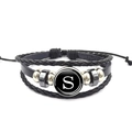 Dettaglio del bracciale multistrato in pelle intrecciata nera con ciondolo a lettera S - Lettera S (XSWX0183-S)