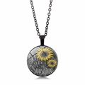 Dettaglio macro della collana con ciondolo a cupola in vetro You Are My Sunshine e girasoli - Nero