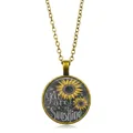 Vista dettagliata del ciondolo retrò girasole con la scritta You are my Sunshine - Bronzo