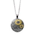Dettaglio della collana con ciondolo a girasole e scritta You are my sunshine - Argento