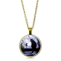 Detalle del colgante de cristal con gato negro y hada en cadena de bronce vintage - Bronce
